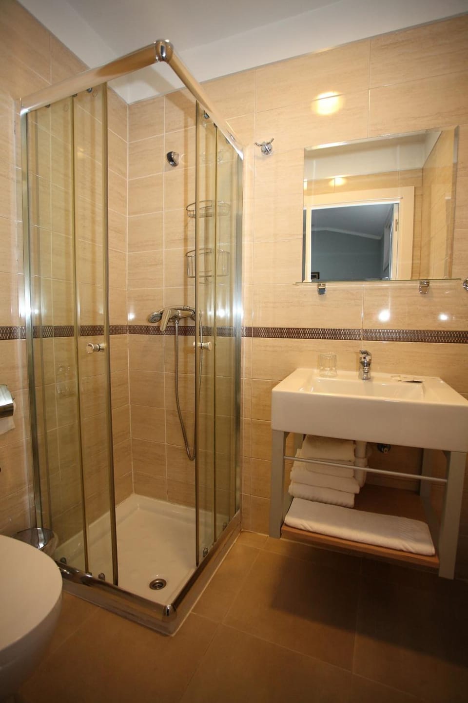 Shower, rainfall showerhead, free toiletries, hair dryer