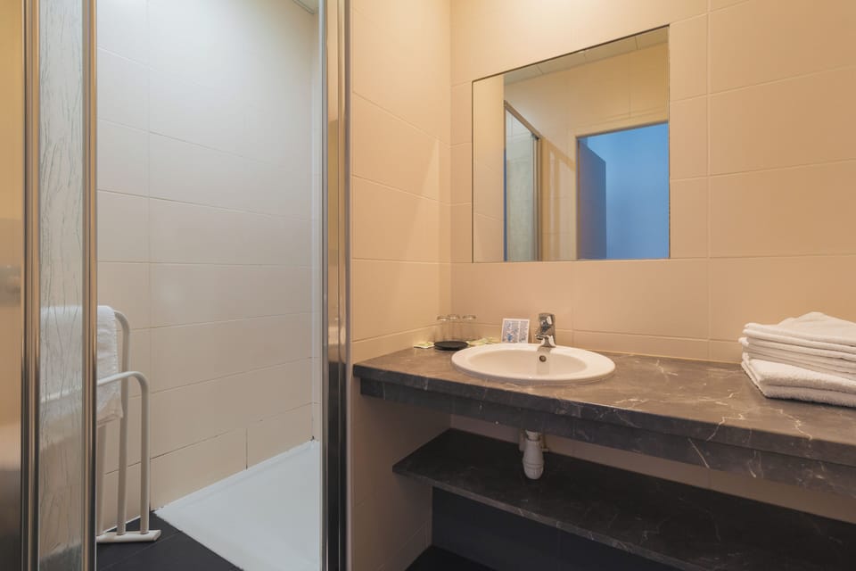 Triple Room | Individually decorated, individually furnished, desk, blackout drapes