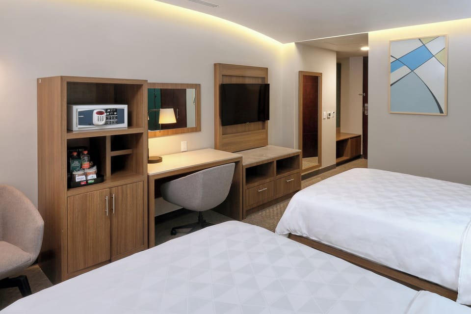 Premium bedding, in-room safe, desk, blackout drapes