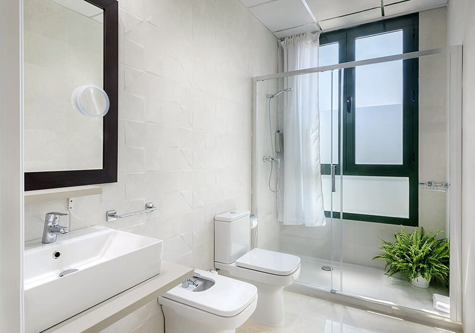 City Twin Room | Bathroom | Shower, free toiletries, hair dryer, towels