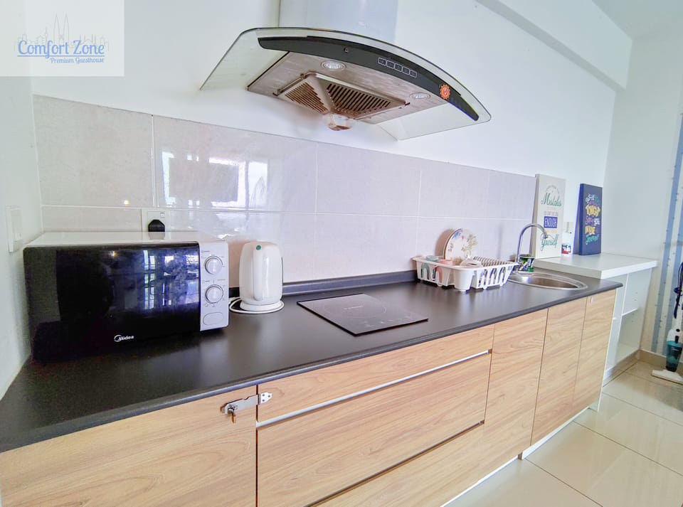 Coffee/tea maker, fridge, microwave, stovetop