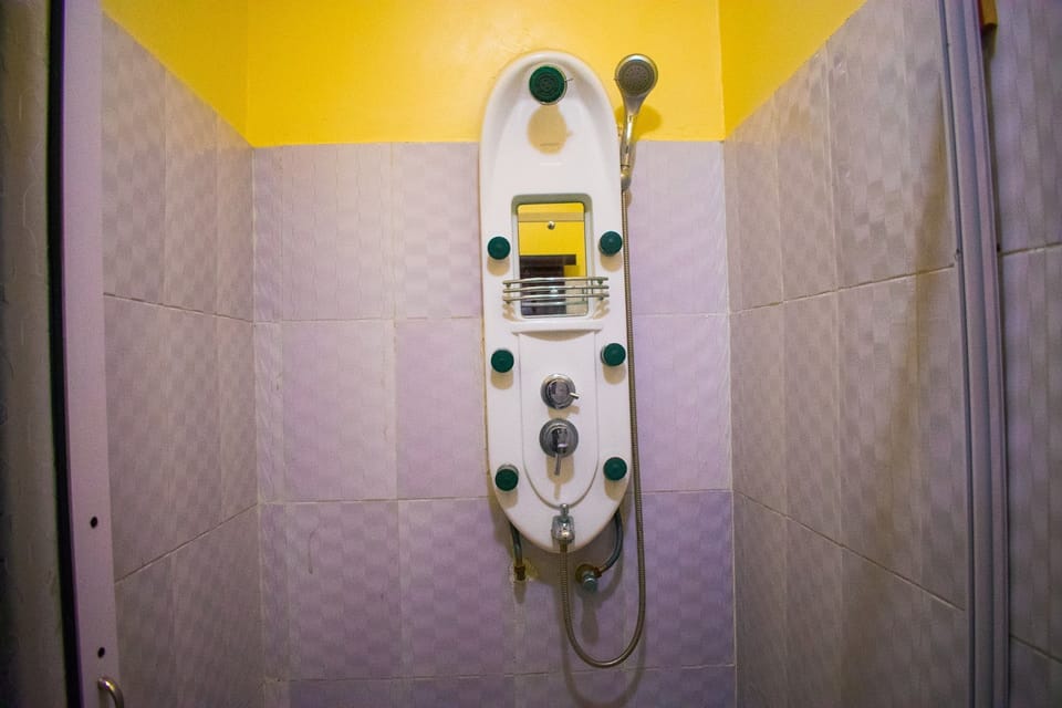 Standard Room, 1 Double Bed | Bathroom | Shower, rainfall showerhead, towels