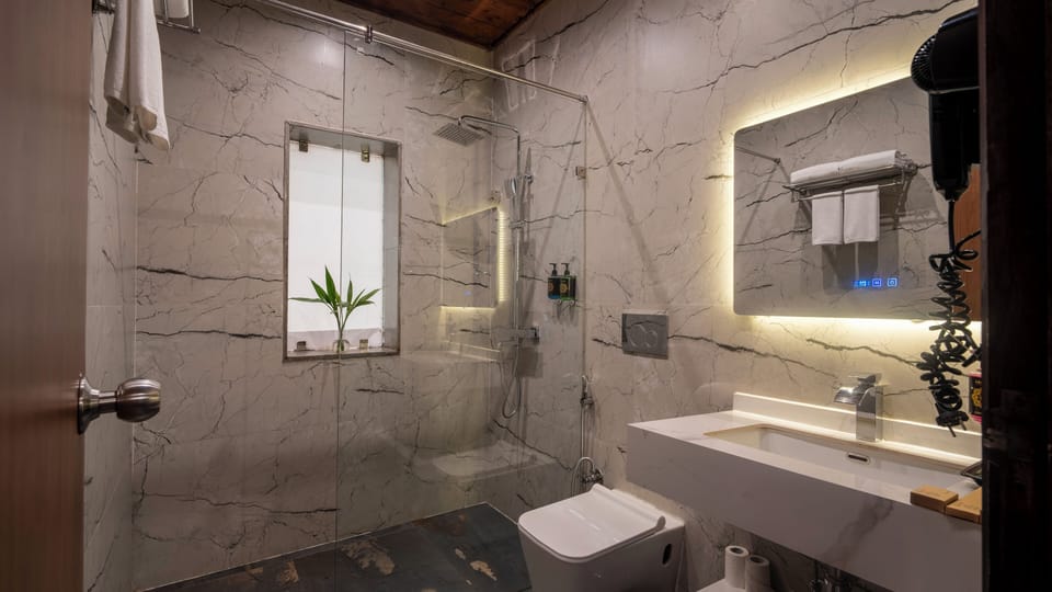 Luxury Double Room, 1 King Bed, Garden View | Bathroom | Shower, rainfall showerhead, slippers, towels