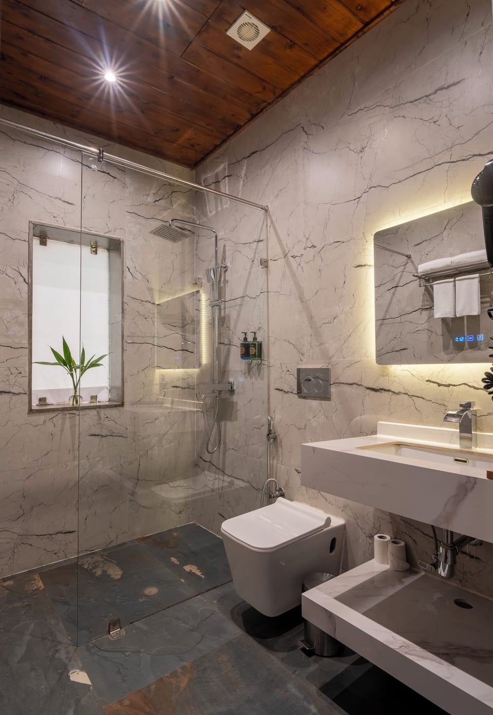 Luxury Double Room, 1 King Bed, Garden View | Bathroom | Shower, rainfall showerhead, slippers, towels