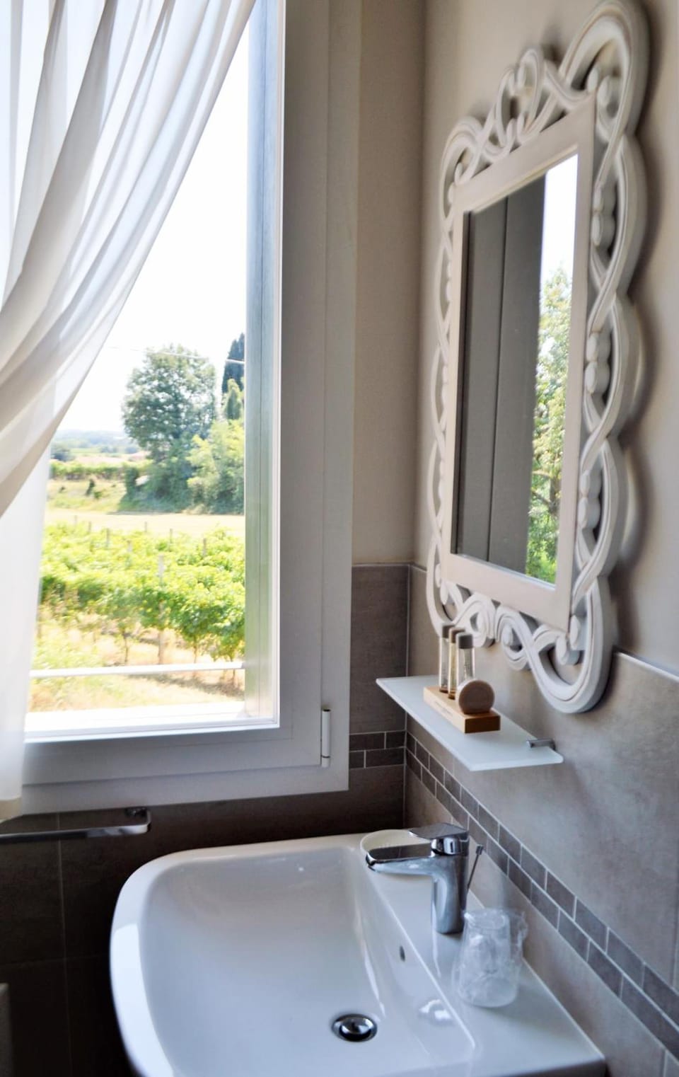 Shower, bidet, towels
