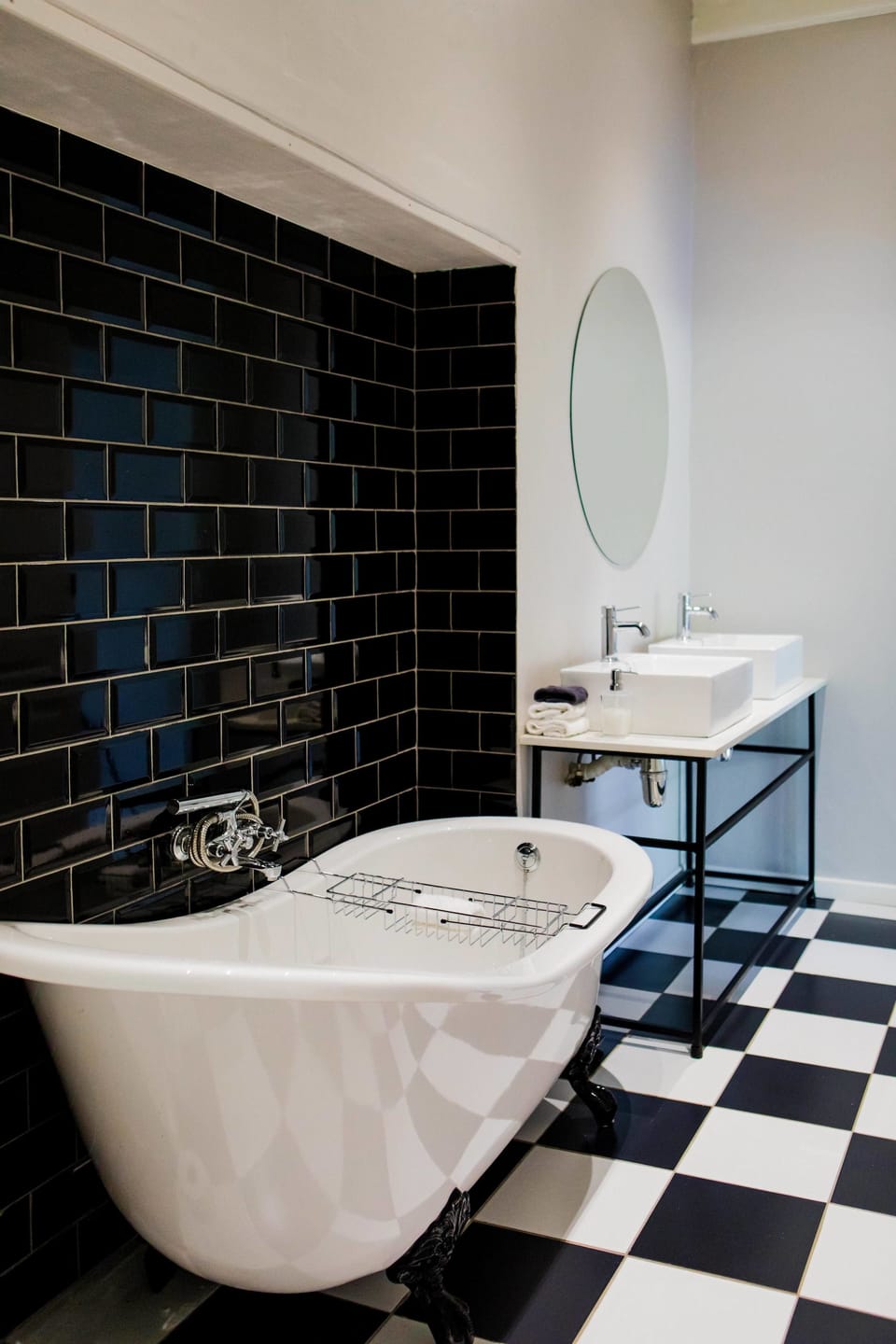 Luxury Double Room, 1 King Bed | Bathroom | Shower, free toiletries, towels