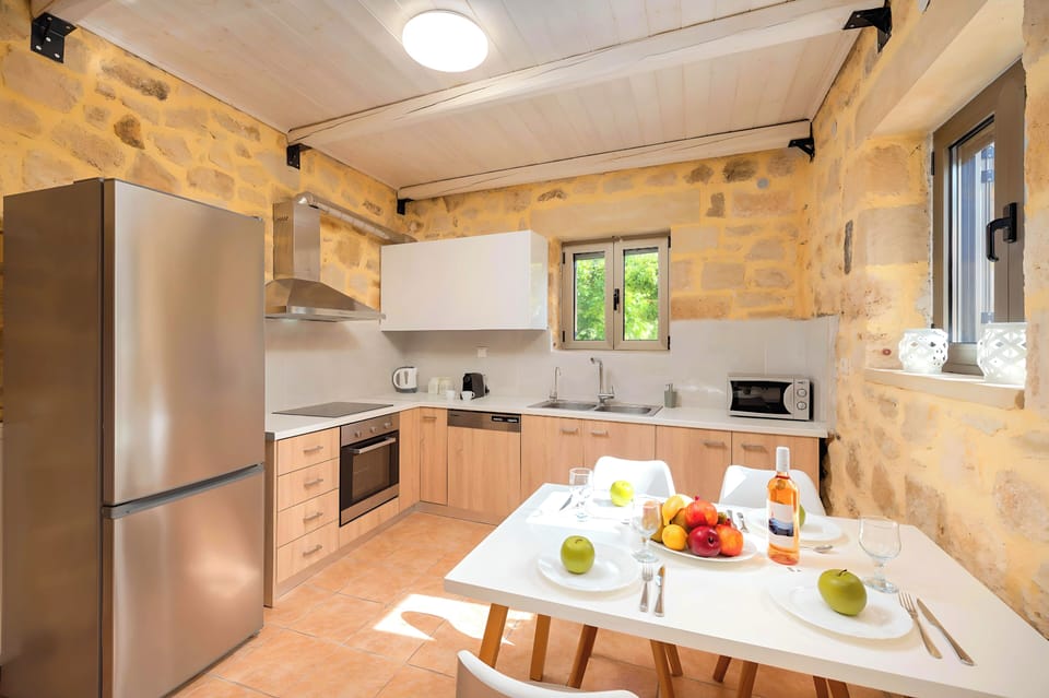 House, 2 Bedrooms | Private kitchen | Full-size fridge, microwave, oven, stovetop