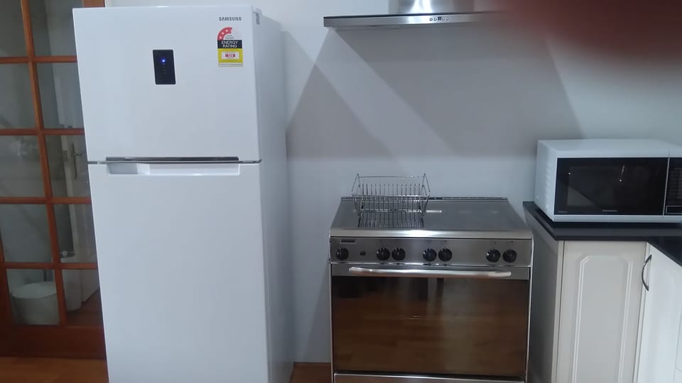 Comfort House | Private kitchen | Full-size fridge, microwave, oven, stovetop