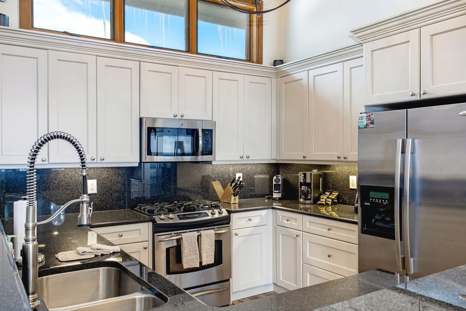 Townhome, 3 Bedrooms | Private kitchen | Full-size fridge, microwave, oven, stovetop