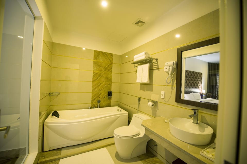 Luxury Suite Double Room with Lake view | Bathroom | Free toiletries, hair dryer, bathrobes, slippers