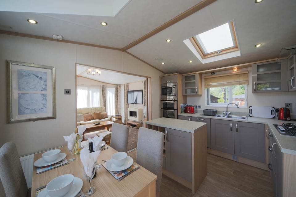 Birch Lodge | Private kitchen | Electric kettle, freezer