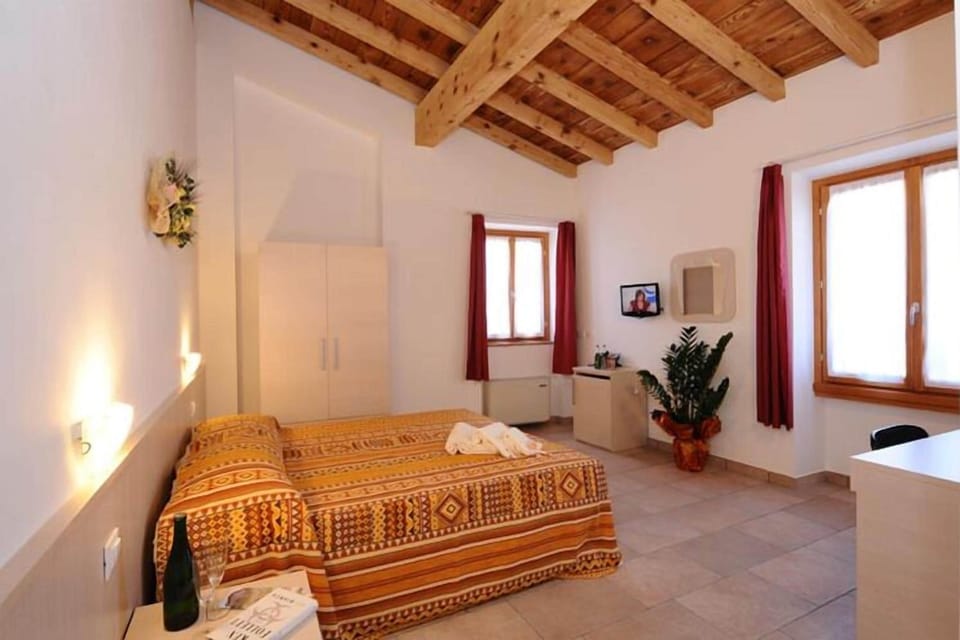 Double or Twin Room | 1 bedroom, cribs (surcharge), WiFi (free), bed sheets