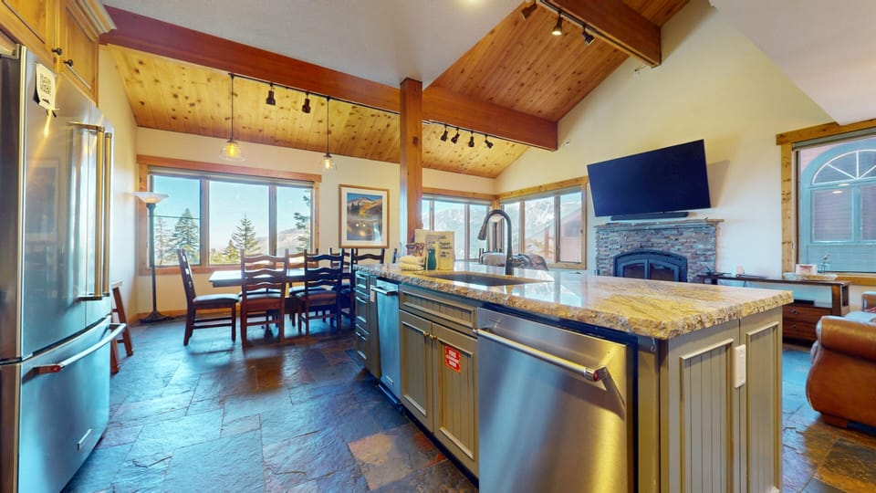 Condo, 4 Bedrooms | Private kitchen | Fridge, microwave, oven, dishwasher