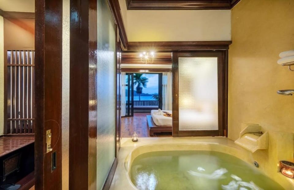 Deluxe Suite, Sea View | Bathroom | Separate tub and shower, free toiletries, hair dryer, bathrobes