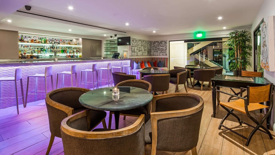 2 bars/lounges, poolside bar