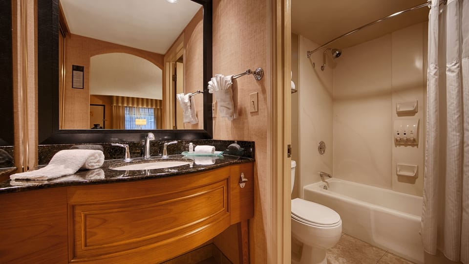 Combined shower/tub, designer toiletries, hair dryer, towels