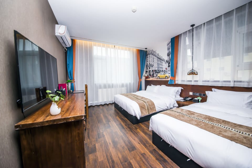 Family Room | Premium bedding, in-room safe, desk, blackout drapes