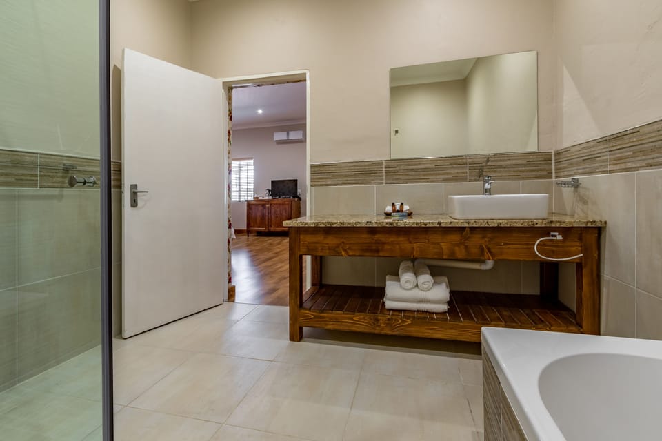 Luxury Double or Twin Room, 2 Twin Beds | Bathroom | Shower, rainfall showerhead, free toiletries, hair dryer