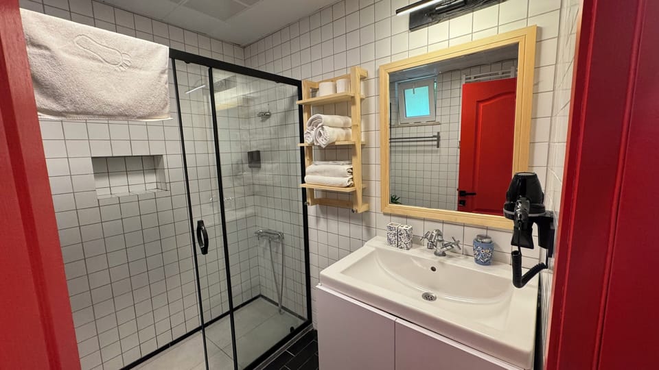 Shower, rainfall showerhead, free toiletries, hair dryer