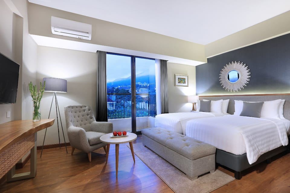 Deluxe | Premium bedding, in-room safe, desk, free WiFi