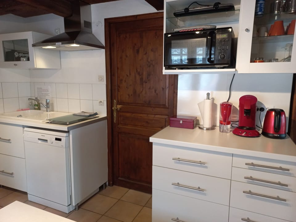 Studio, Ensuite (5) | Living area | 40-cm flat-screen TV with digital channels, TV, DVD player