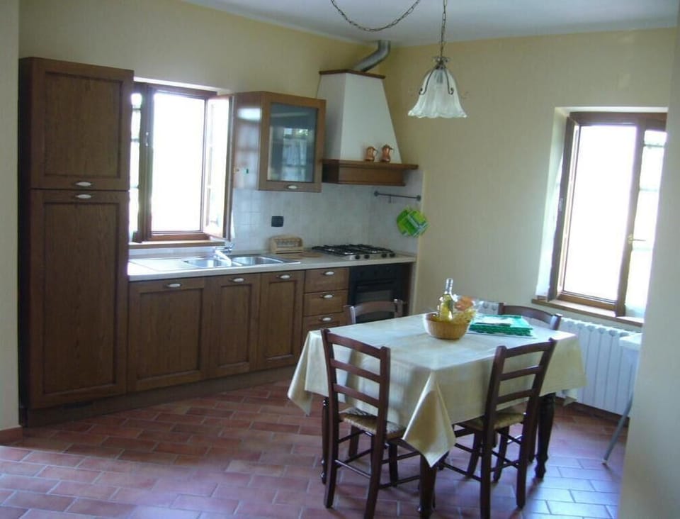 Fridge, oven, stovetop, cookware/dishes/utensils