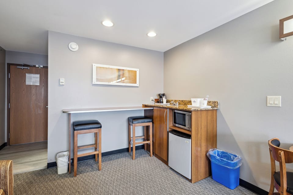 Room, 2 Queen Beds, Accessible, Non Smoking (Mobility Accessible) | Private kitchen | Microwave, coffee/tea maker