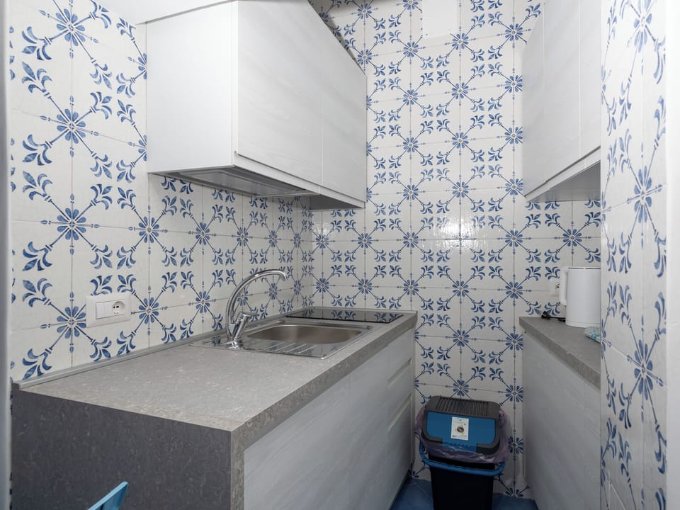 Basic House | Private kitchen | Fridge, microwave, oven, stovetop