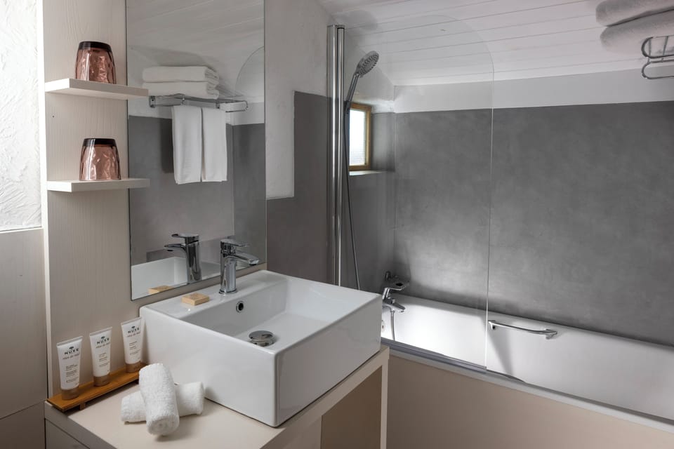 Combined shower/tub, deep soaking tub, free toiletries, hair dryer