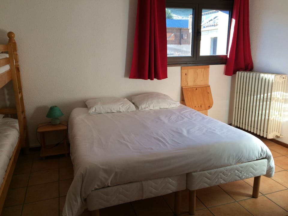 Economy Quadruple Room | Blackout drapes, bed sheets, wheelchair access