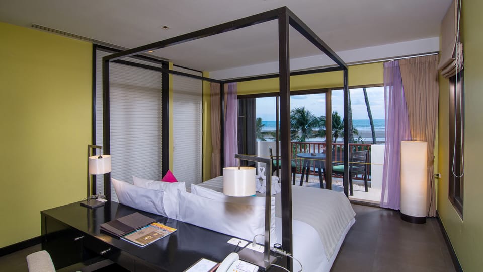 Suite, 1 King Bed, Sea View | In-room safe, desk, free cribs/infant beds, free WiFi