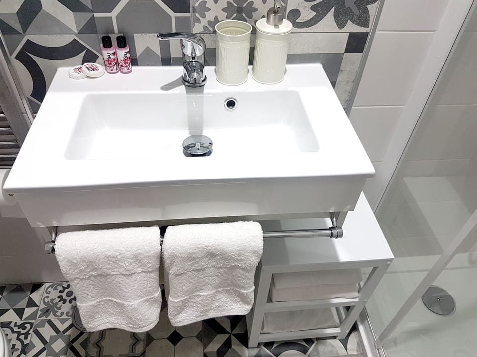Shower, free toiletries, towels