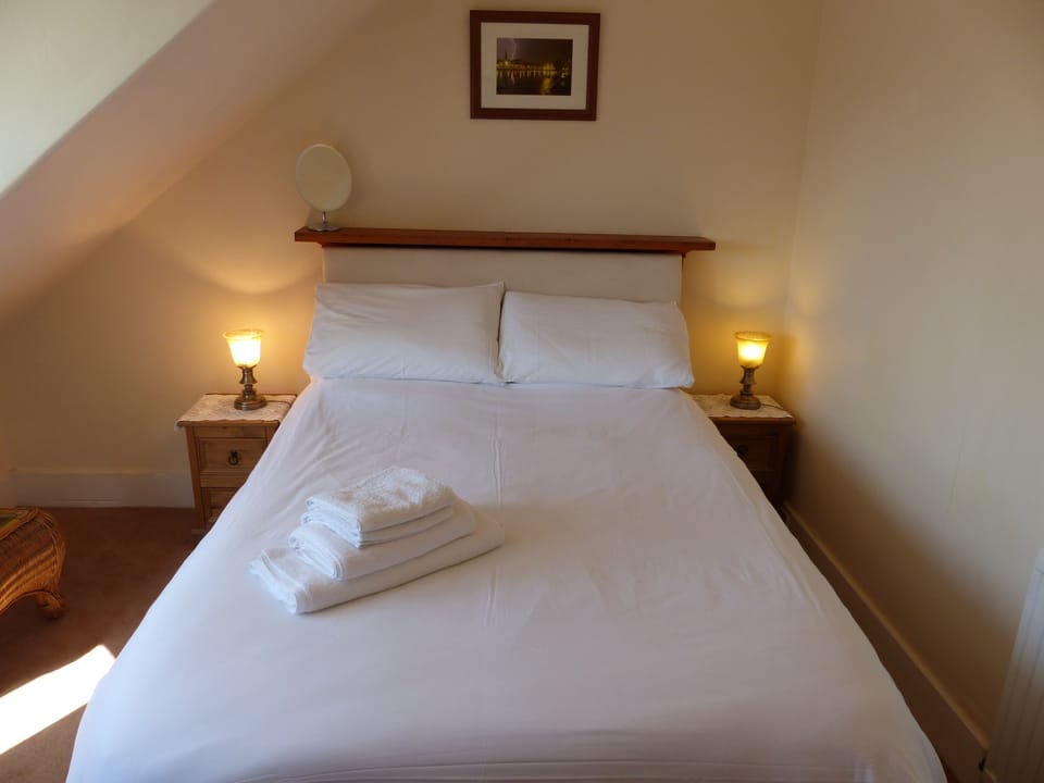 Standard Double Room, 1 Double Bed, City View | Free WiFi, bed sheets