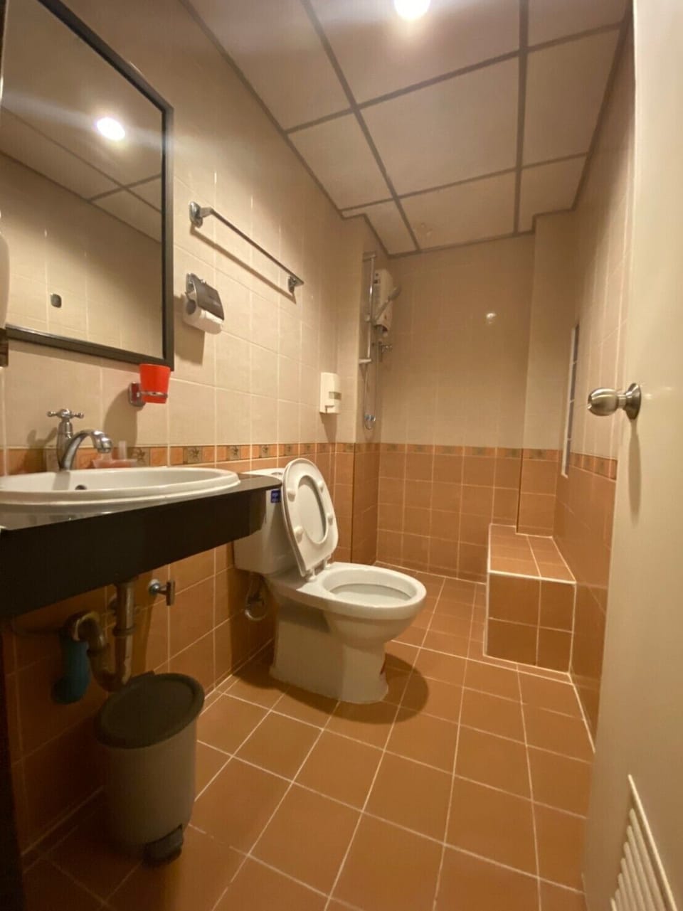 Deluxe Twin Room, 1 Bedroom | Bathroom | Shower, towels