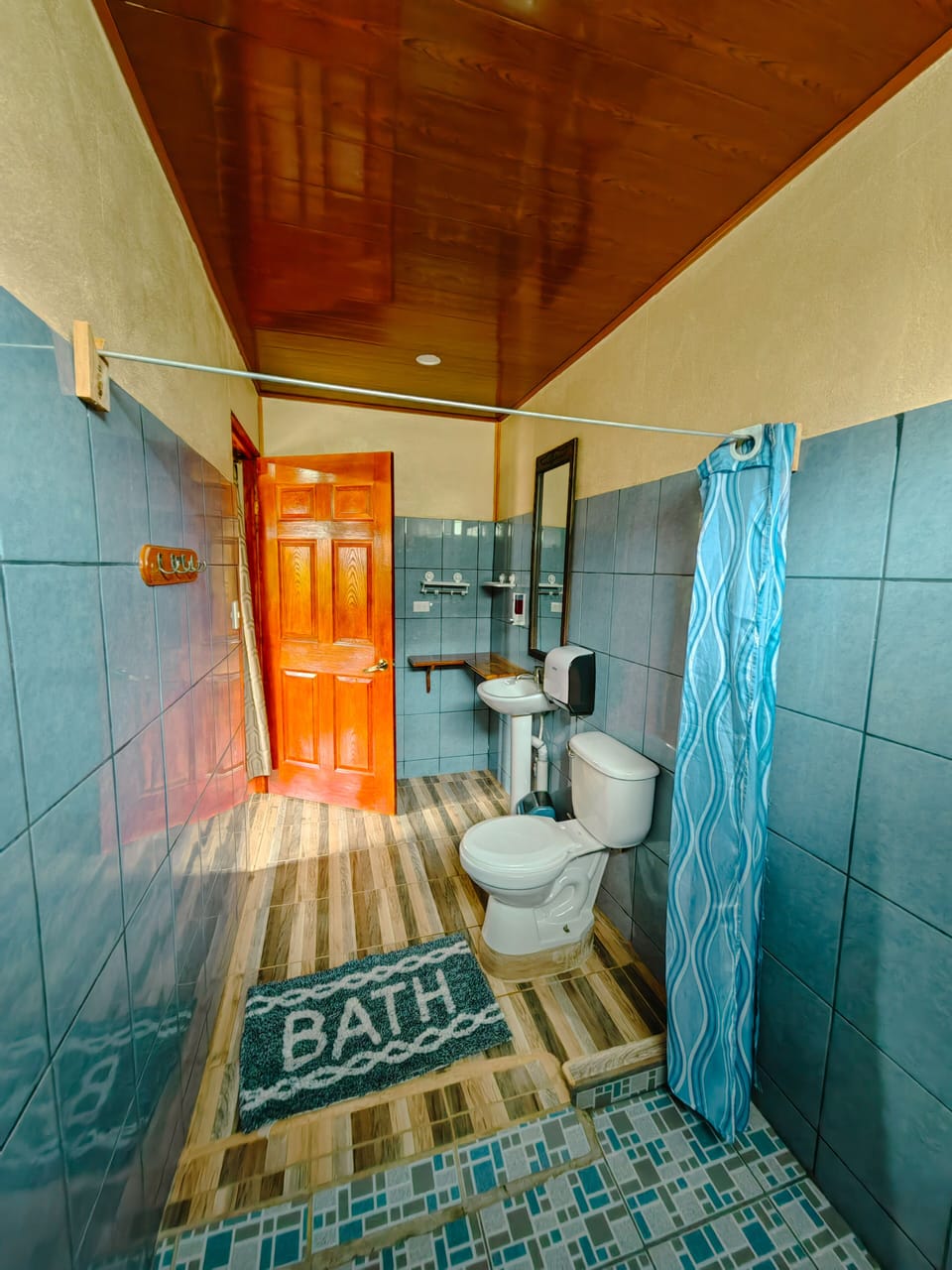 Comfort Double Room | Bathroom | Shower, rainfall showerhead, free toiletries, heated floors (bathroom)