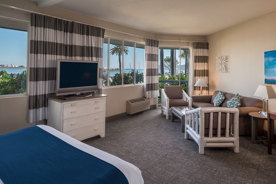 Executive Studio Suite, 1 King Bed with Sofa bed, Refrigerator & Microwave, Ground Floor | Hypo-allergenic bedding, in-room safe, desk, laptop workspace