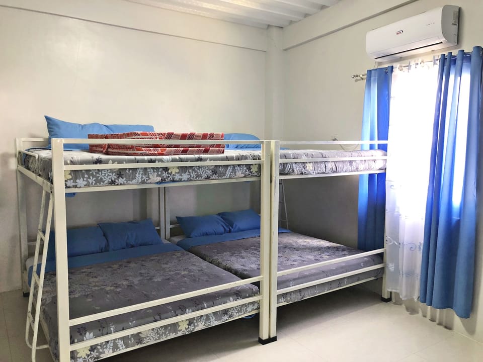 Family Room | Desk, free WiFi, bed sheets