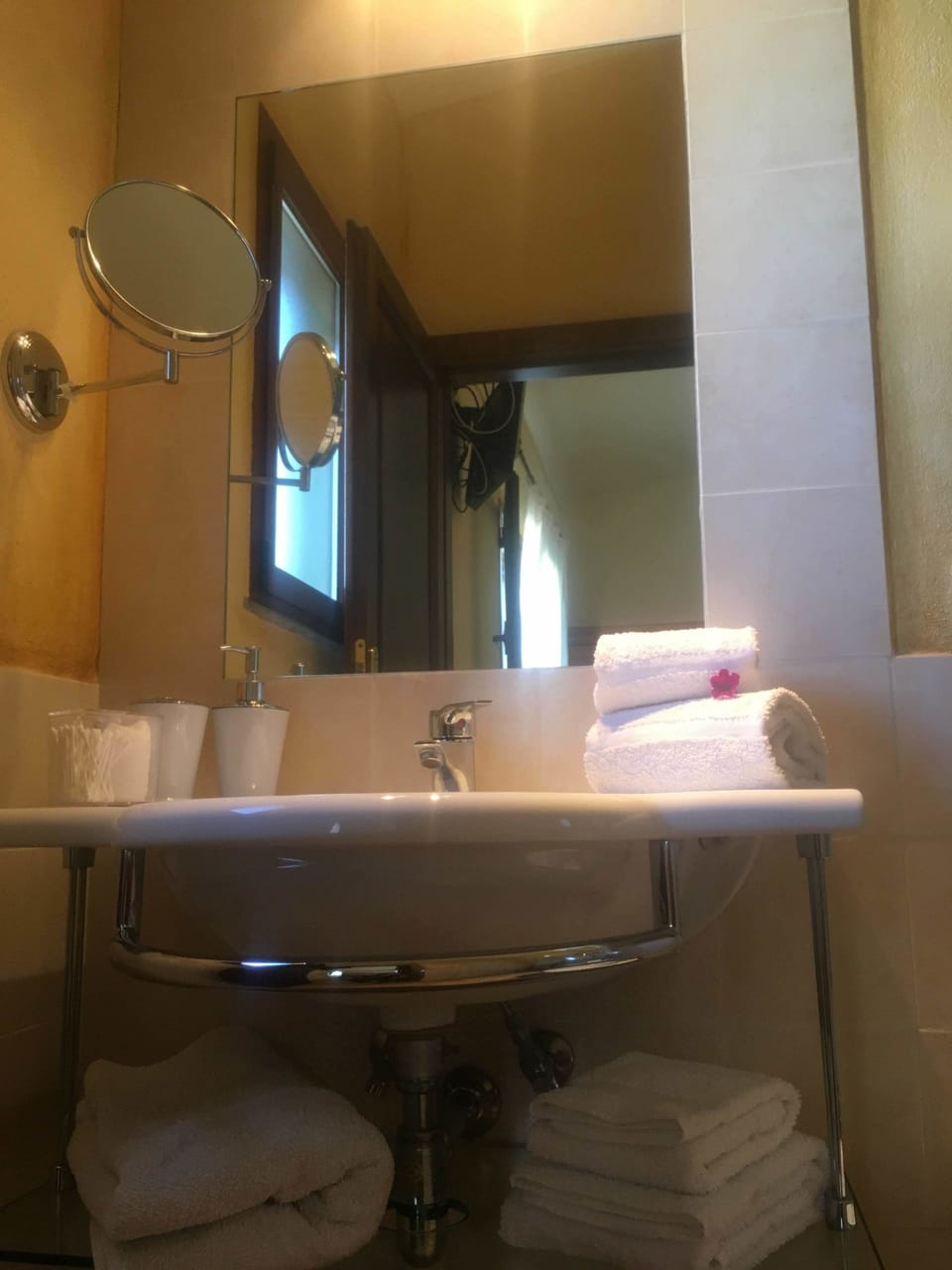 Double Room | Bathroom | Shower, free toiletries, hair dryer, slippers