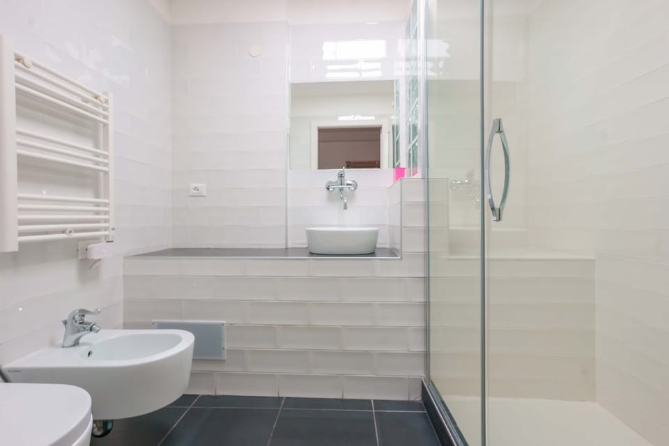 Design Double Room | Bathroom | Shower, free toiletries, hair dryer, bidet