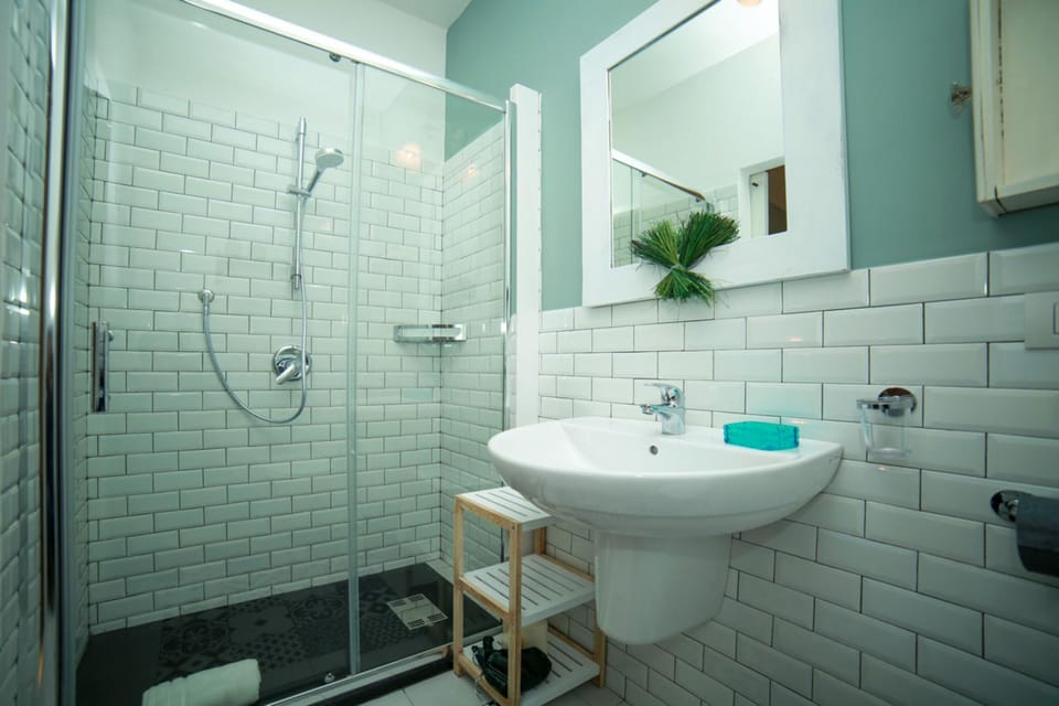 Double Room | Bathroom | Shower, rainfall showerhead, free toiletries, hair dryer