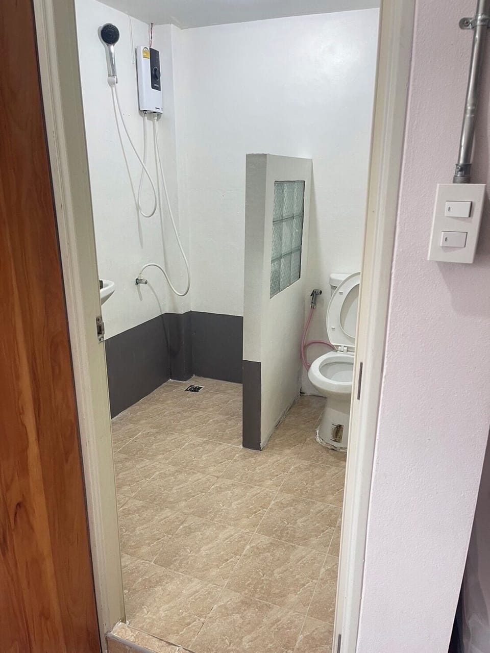 Shower, free toiletries