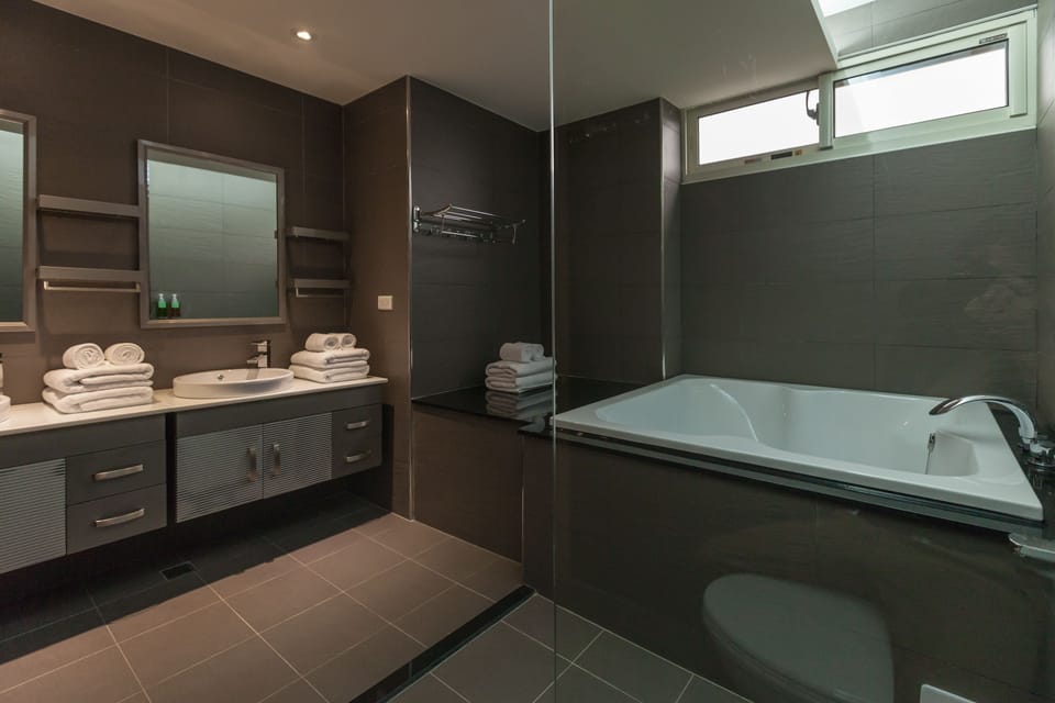 Family Room, Multiple Beds, Balcony (R306) | Bathroom | Separate tub and shower, deep soaking tub, free toiletries, hair dryer
