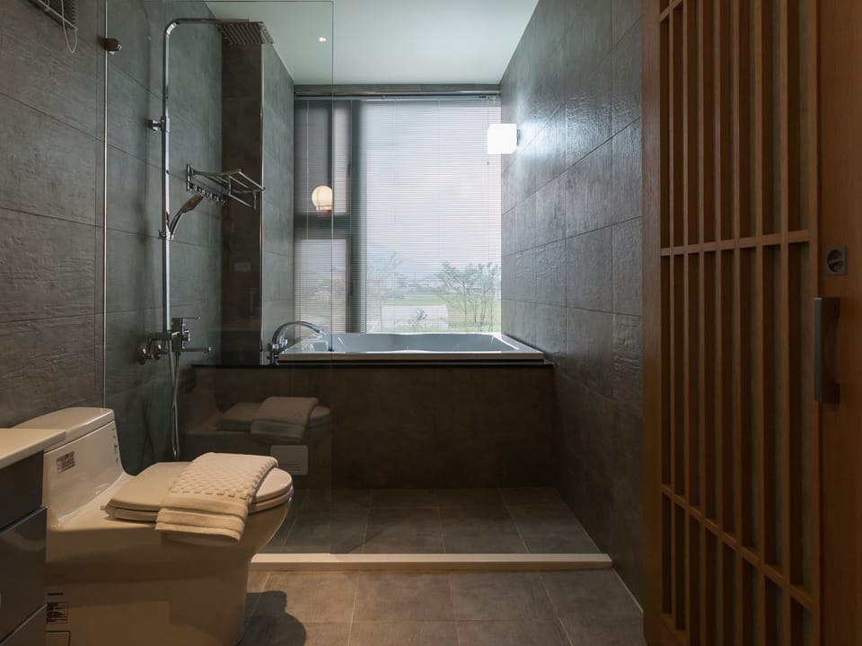 Deluxe Double Room (R202) | Bathroom | Separate tub and shower, deep soaking tub, free toiletries, hair dryer