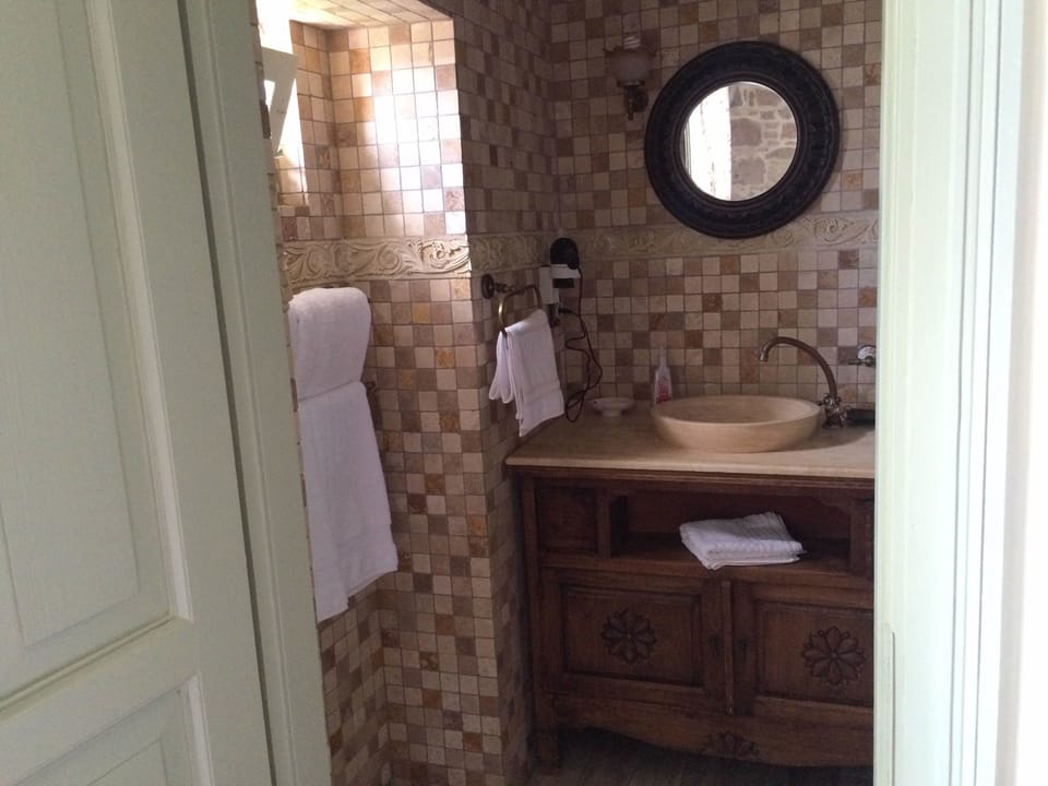 Deluxe Double Room | Bathroom | Shower, free toiletries, hair dryer, slippers