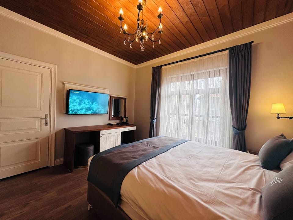 Annex Deluxe Room, 2 Bedrooms, Connecting Rooms, City View | Premium bedding, minibar, in-room safe, individually decorated