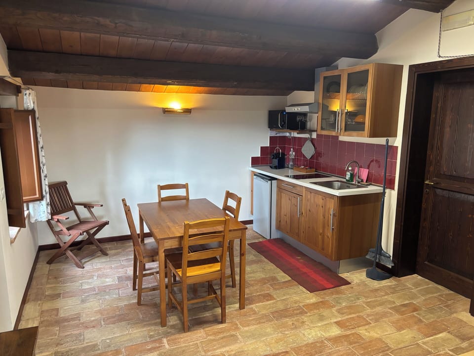 Deluxe Apartment (Rosso) | Private kitchen | Fridge, microwave, stovetop, coffee/tea maker