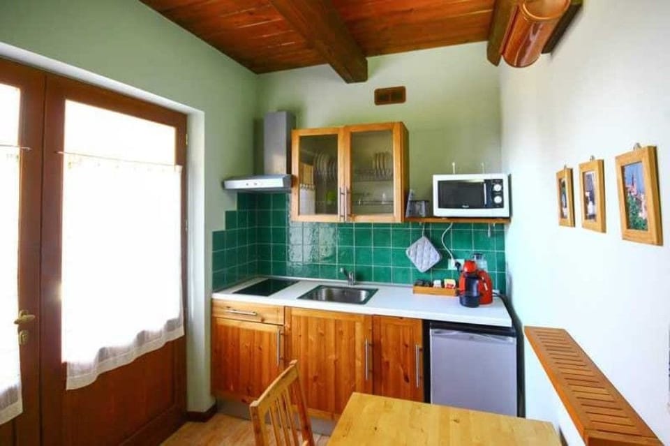Classic Apartment (Verde) | Private kitchen | Fridge, microwave, stovetop, coffee/tea maker
