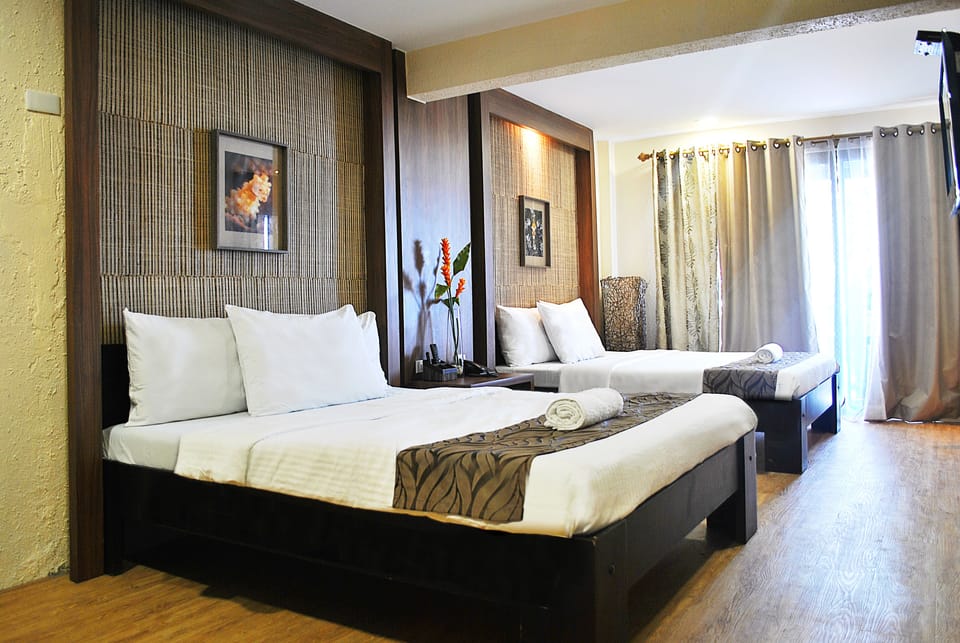 Deluxe Room | In-room safe, desk, bed sheets
