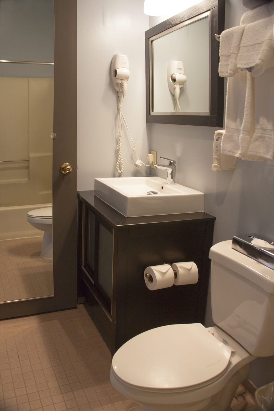 Deluxe Room, 1 Queen Bed, Refrigerator & Microwave | Bathroom | Shower, free toiletries, hair dryer, towels