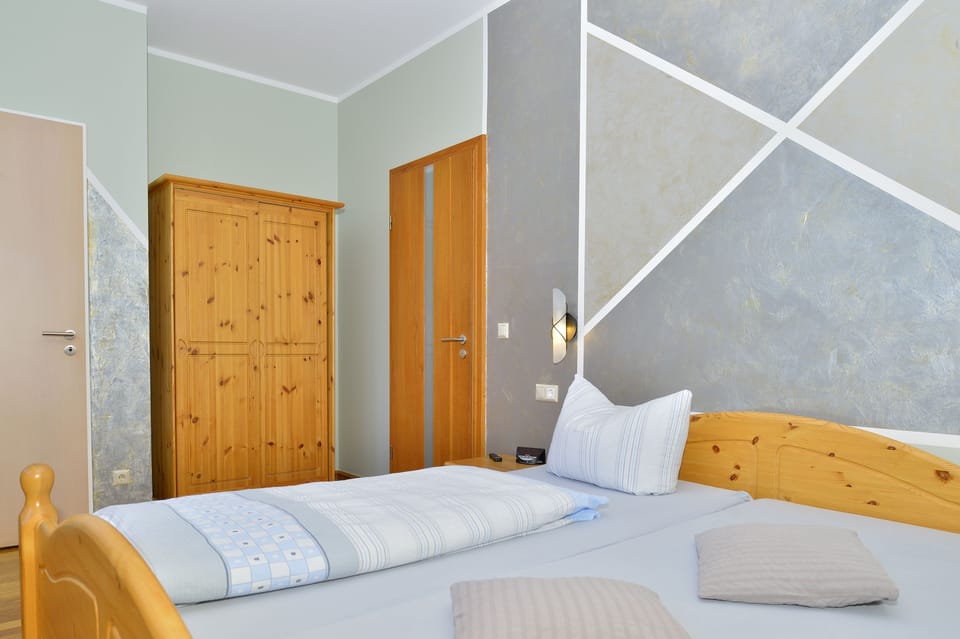 Single Room | In-room safe, desk, free WiFi, bed sheets